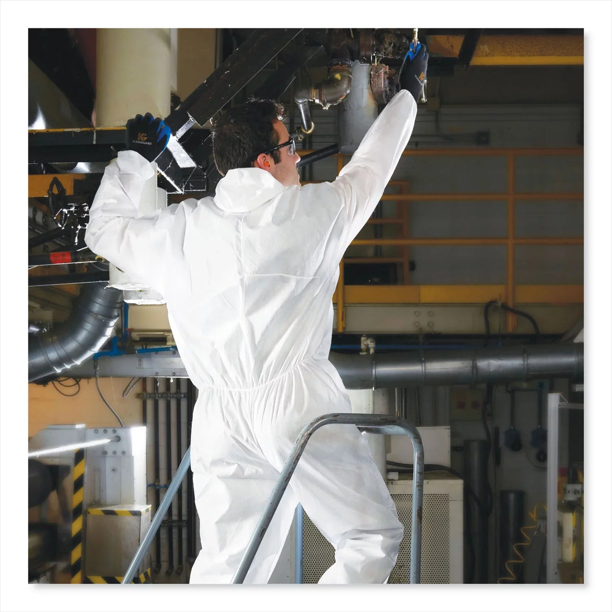 Kleenguard™ A20 Breathable Particle Protection Coveralls, Elastic Back, Hood, Medium, Ivory, 24/carton